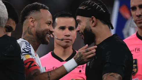 Neymar e Memphis Depay se cumprimentando em partida entre Corinthians e Santos, pelo Paulistão.