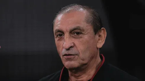 Ramón Díaz poupa titulares em Salvador.