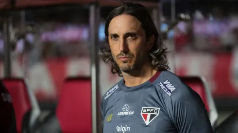 Luís Zubéldia técnico do São Paulo durante partida contra o Sport no estádio Morumbi pelo campeonato Brasileiro A 2025.