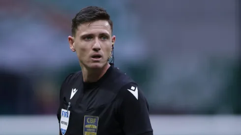 O árbitro Ramon Abatti Abel durante partida entre Palmeiras e Fluminense no estádio Arena Allianz Parque pelo campeonato Brasileiro A 2024. Foto: Ettore Chiereguini/AGIF