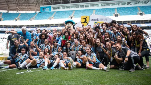 RS – Porto Alegre – 06/11/2022 – GAUCHAO FEMININO 2022, GREMIO X INTERNACIONAL – Jogadoras do Gremio comemoram titulo de campeao apos partida contra o Internacional no estadio Arena do Gremio pela decisao do campeonato Gaucho Feminino 2022. Foto: Maxi Franzoi/AGIF