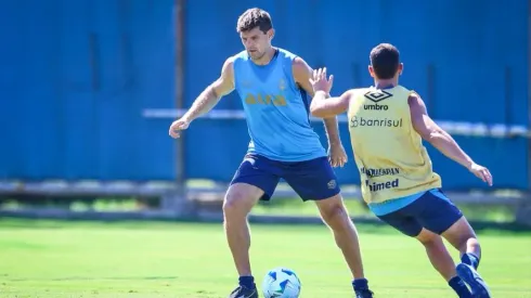 O retorno de Kanneman, zagueiro do Grêmio durante treino coletivo está agitando a torcida que quer vê-lo em campo novamente o mais rápido possível ao lado de Wagner Leonardo