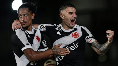 Vegetti, jogador do Vasco comemora seu gol com Mauricio Lemos jogador da sua equipe durante partida contra o Santos no estadio Sao Januario pelo campeonato Brasileiro A 2025.