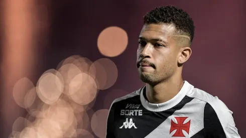 João Victor, jogador do Vasco, durante partida contra o Juventude, pelo Campeonato Brasileiro de 2024. Foto: Thiago Ribeiro/AGIF.