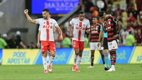 Brunon Henrique jogador do Internacional comemora seu gol durante partida contra o Flamengo – Foto: Thiago Ribeiro/AGIF