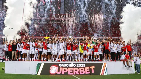 Jogadores do Internacional comemoram título de campeão – Foto: Maxi Franzoi/AGIF