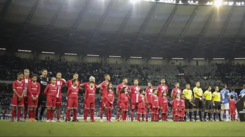 Jogadores do Huracan posam para foto na partida contra Cruzeiro – Foto: Thomas Santos/AGIF