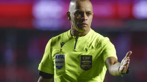 O árbitro Wilton Pereira Sampaio durante partida entre São Paulo e Vitoria no estádio Morumbi pelo campeonato Brasileiro A 2024. Foto: Anderson Romão/AGIF