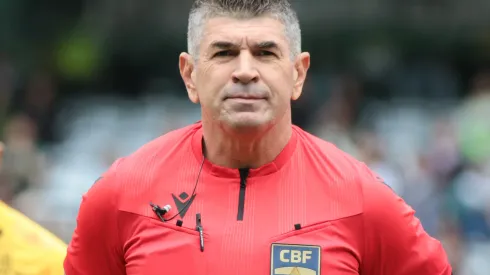 O árbitro Marcelo de Lima Henrique durante partida entre Coritiba e Amazonas no estádio Couto Pereira pelo campeonato Brasileiro B 2024. Foto: Robson Mafra/AGIF