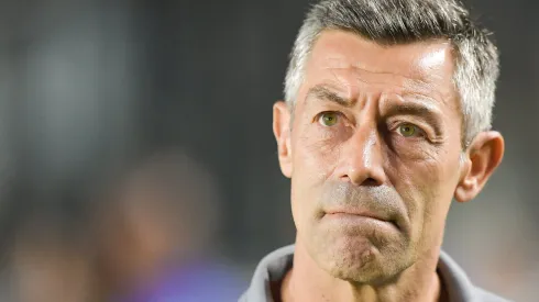 Pedro Caixinha técnico do Santos durante partida contra o Vasco no estádio São Januário pelo campeonato Brasileiro A 2025. Foto: Thiago Ribeiro/AGIF