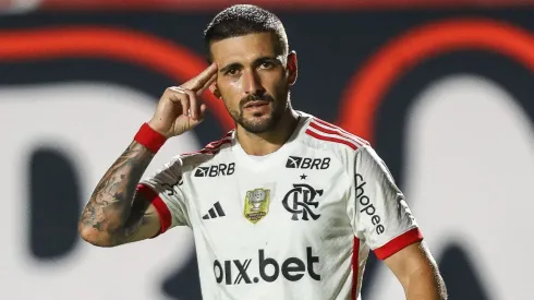 Arrascaeta comemorando gol durante partida entre Vitória e Flamengo, no Barradão, pelo Campeonato Brasileiro. Foto: Gilvan de Souza/CRF