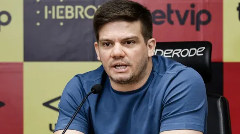 Guilherme Falcão se revoltou em entrevista coletiva – Foto: Paulo Paiva / Sport Recife.