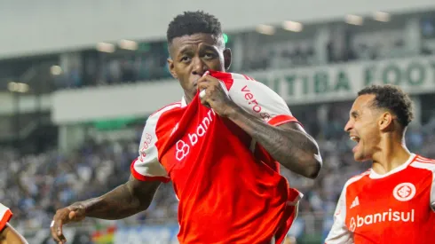Vitao jogador do Internacional comemora seu gol durante partida contra o Grêmio no estadio Couto Pereira pelo campeonato Brasileiro A 2024. Foto: Lucas Gabriel Cardoso/AGIF