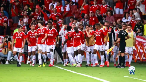 Enner Valencia jogador do Internacional comemora seu gol com jogadores do seu time – Foto: Maxi Franzoi/AGIF