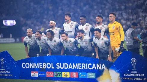 Jogadores do Corinthians posam para foto antes na partida contra Huracan no estádio Arena Corinthians pelo campeonato Copa Sul-americana 2025. Foto: Ettore Chiereguini/AGIF