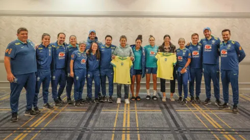 Elenco da Seleção Brasileira com Sissi e Márcia Taffarel – Foto: Rafael Ribeiro/CBF