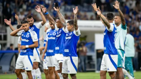 Jogadores do Cruzeiro comemoram vitória ao final da partida contra o Mirassol – Foto: Fernando Moreno/AGIF