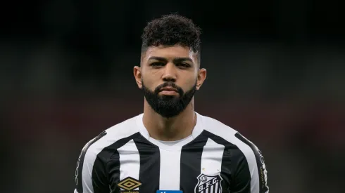 Atacante em partida pelo Peixe, em 2018