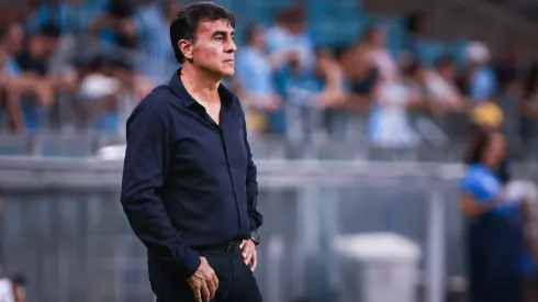 Gustavo Quinteros no comando técnico do Grêmio durante partida pelo Brasileirão – Foto: Maxi Franzoi/AGIF