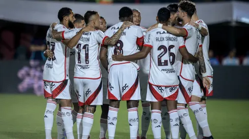 Jogadores do Flamengo durante entrada em campo para partida contra o Vitória no estádio Barradão pelo campeonato Brasileiro A 2025. Foto: Jhony Pinho/AGIF