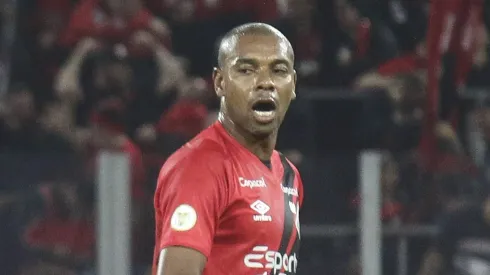 PR – CURITIBA – 03/07/2024 – BRASILEIRO A 2024, ATHLETICO-PR X SAO PAULO – Fernandinho jogador do Athletico-PR comemora seu gol durante partida contra o Sao Paulo no estadio Arena da Baixada pelo campeonato Brasileiro A 2024. Foto: Gabriel Machado/AGIF