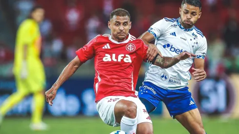Alan Patrick jogador do Internacional disputa lance com Wanderson jogador do Cruzeiro – Foto: Giancarlo Santorum/AGIF