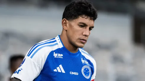 Lucas Romero durante a entrada dos atletas no gramado.