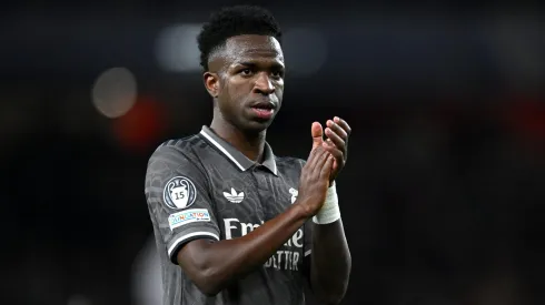 LONDON, ENGLAND – APRIL 08: Vinicius Junior of Real Madrid acknowledges the fans after his team's defeat in the UEFA Champions League 2024/25 Quarter Final First Leg match between Arsenal FC and Real Madrid C.F. at Emirates Stadium on April 08, 2025 in London, England. (Photo by Justin Setterfield/Getty Images)