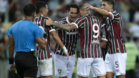 Serna jogador do Fluminense comemora seu gol com Ganso jogador da sua equipe durante partida contra o San Jose no estádio Maracanã pelo campeonato Copa Sul-americana 2025. Foto: Jorge Rodrigues/AGIF