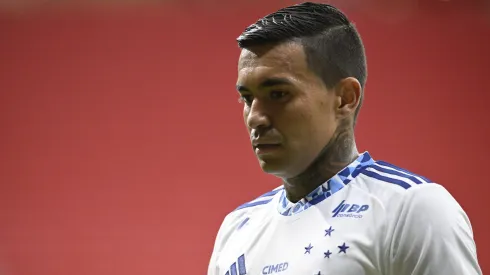 Atacante durante jogo da Raposa