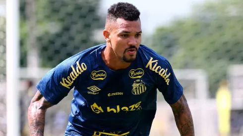 Treino do Santos FC nesta manhã no CT Rei Pelé na baixada santista, na foto, o zagueiro Zé Ivaldo.