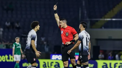 André Ramalho jogador do Corinthians recebe cartão amarelo do árbitro durante partida contra o Palmeiras – Foto: Fabio Giannelli/AGIF