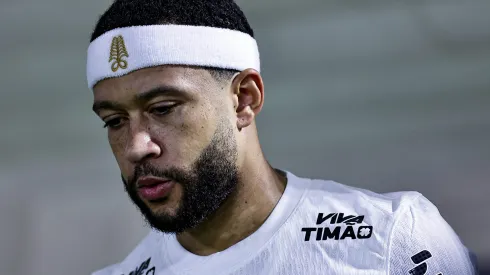 Memphis Depay jogador do Corinthians durante entrada em campo para partida contra o Palmeiras no estádio Arena Barueri pelo campeonato Brasileiro A 2025. Foto: Fabio Giannelli/AGIF