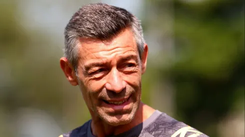 Pedro Caixinha durante treinamento no CT Rei Pelé