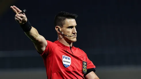 O árbitro Rafael Klein durante partida entre Palmeiras e Corinthians, na Arena Barueri, pelo Campeonato Brasileiro.