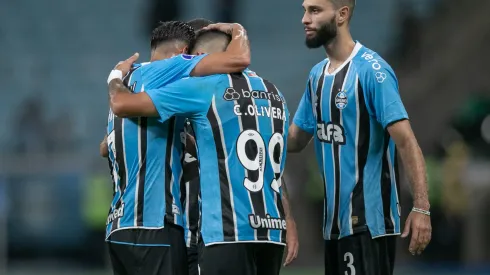 Christian Olivera jogador do Grêmio comemora seu gol com jogadores do seu time durante partida contra o Atlético Grau no estádio Arena do Grêmio pelo campeonato Copa Sul-americana 2025. Foto: Liamara Polli/AGIF