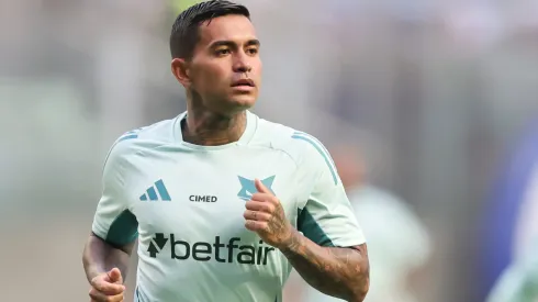 Dudu durante aquecimento antes de partida.