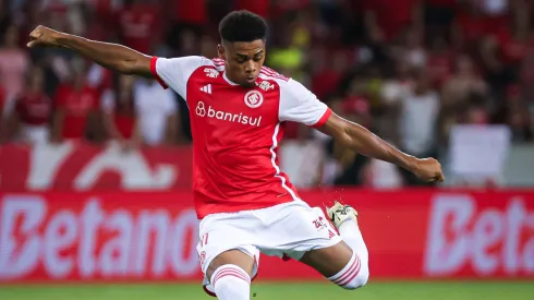 Victor Gabriel é titular na zaga do Inter em 2025. Foto: Maxi Franzoi/AGIF