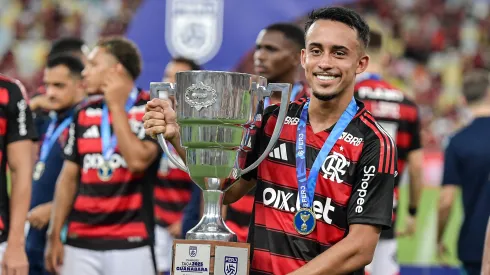 RJ – RIO DE JANEIRO – 22/02/2025 – CARIOCA 2025, FLAMENGO X MARICA -Matheus Goncalves Jogador do Flamengo comemora titulo de campeao apos partida contra o Marica no estadio Maracana pela decisao do campeonato Carioca 2025. Foto: Thiago Ribeiro/AGIF