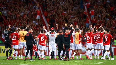 Jogadores do Internacional comemoram vitória ao final da partida contra o Atlético Nacional no estádio Beira-Rio pelo campeonato Copa Libertadores 2025.