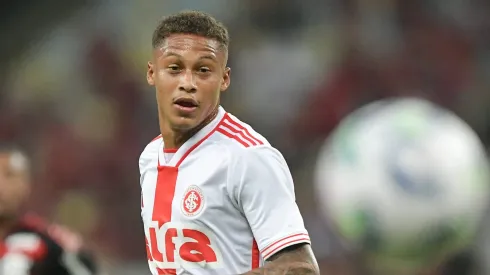 Vitinho ganha chance entre os titulares