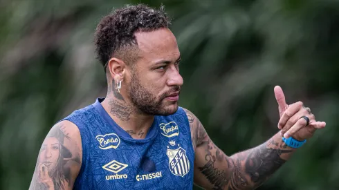 Neymar em treinamento realizado no CT Rei Pelé