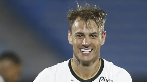 Róger Guedes com a camisa do Corinthians.