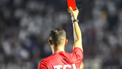 O árbitro Rodrigo Jose Pereira de Lima durante partida entre Santos e Goiás no estádio Vila Belmiro pelo campeonato Brasileiro B 2024. Foto: Reinaldo Campos/AGIF