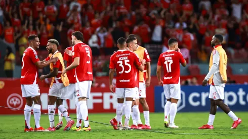 – Jogadores do Internacional comemoram vitória ao final da partida contra o Atlético Nacional no estádio Beira-Rio pelo campeonato Copa Libertadores 2025. Foto: Maxi Franzoi/AGIF