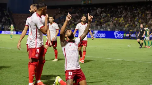 Wesley jogador do Internacional comemora seu gol com jogador da sua equipe durante partida contra o Palmeiras – Foto: Anderson Romao/AGIF