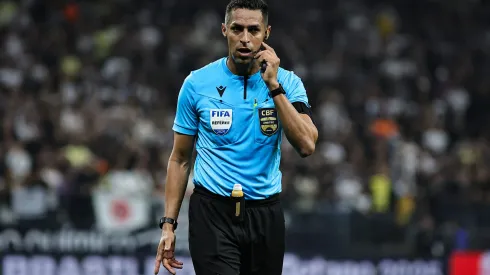 SP – SAO PAULO – 16/04/2025 – BRASILEIRO A 2025, CORINTHIANS X FLUMINENSE – O arbitro Rodrigo Jose Pereira de Lima (PE) durante partida entre Corinthians e Fluminense no estadio Arena Corinthians pelo campeonato Brasileiro A 2025. Foto: Fabio Giannelli/AGIF