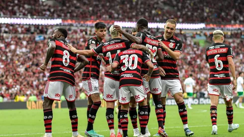 RJ – RIO DE JANEIRO – 26/10/2024 – BRASILEIRO A 2024, FLAMENGO X JUVENTUDE – Arrascaeta jogador do Flamengo comemora seu gol com jogadores do seu time durante partida contra o Juventude no estadio Maracana pelo campeonato Brasileiro A 2024. Foto: Thiago Ribeiro/AGIF