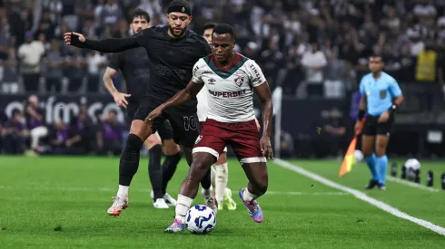 Depay, jogador do Corinthians, disputa lance com Arias jogador do Fluminense. Foto: Fabio Giannelli/AGIF