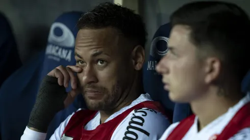 Neymar deixou o gramado lesionado e se torna dúvida no Santos e na Seleção Brasileira